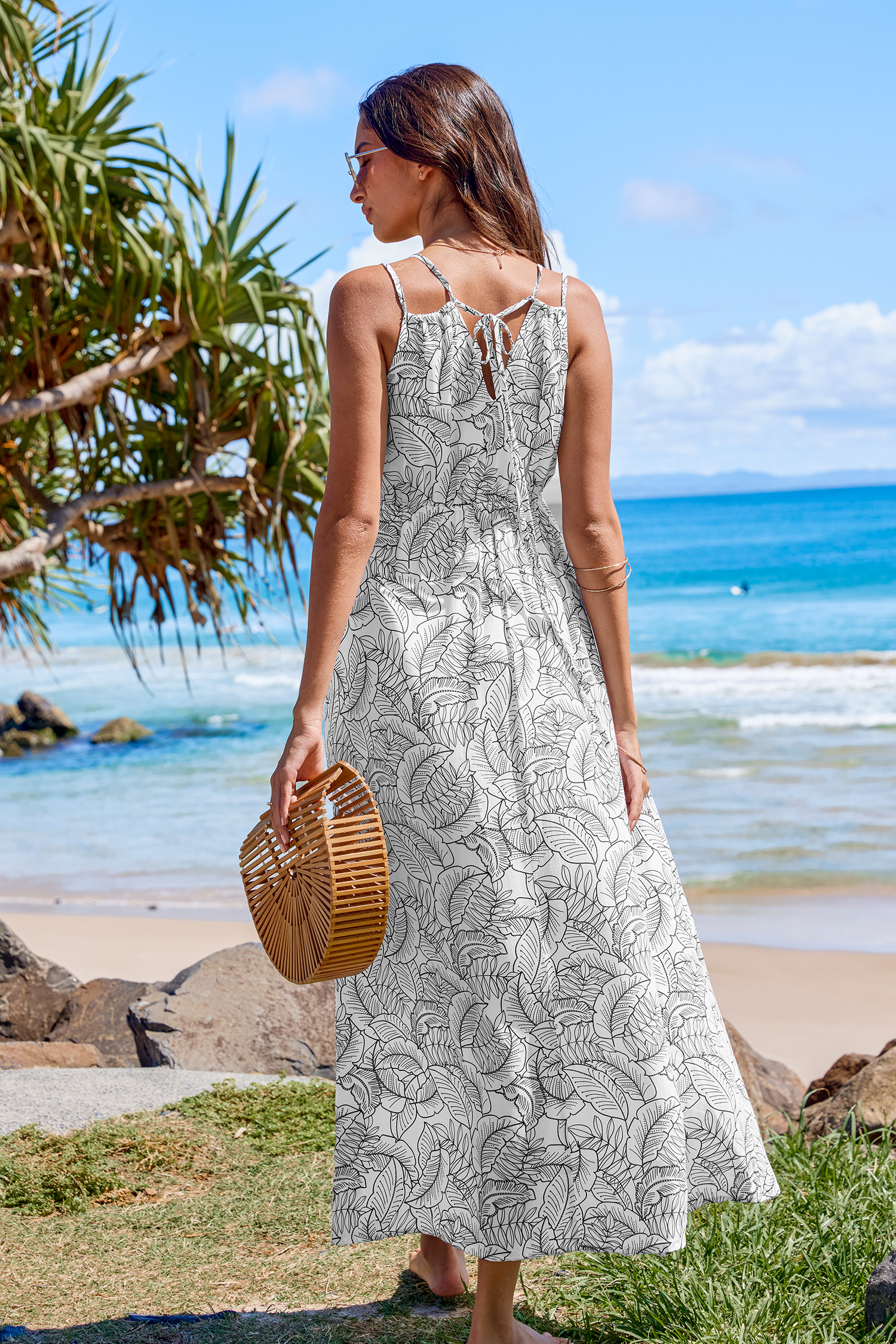 Robe maxi sans manches à col surplis et feuilles noire et blanche