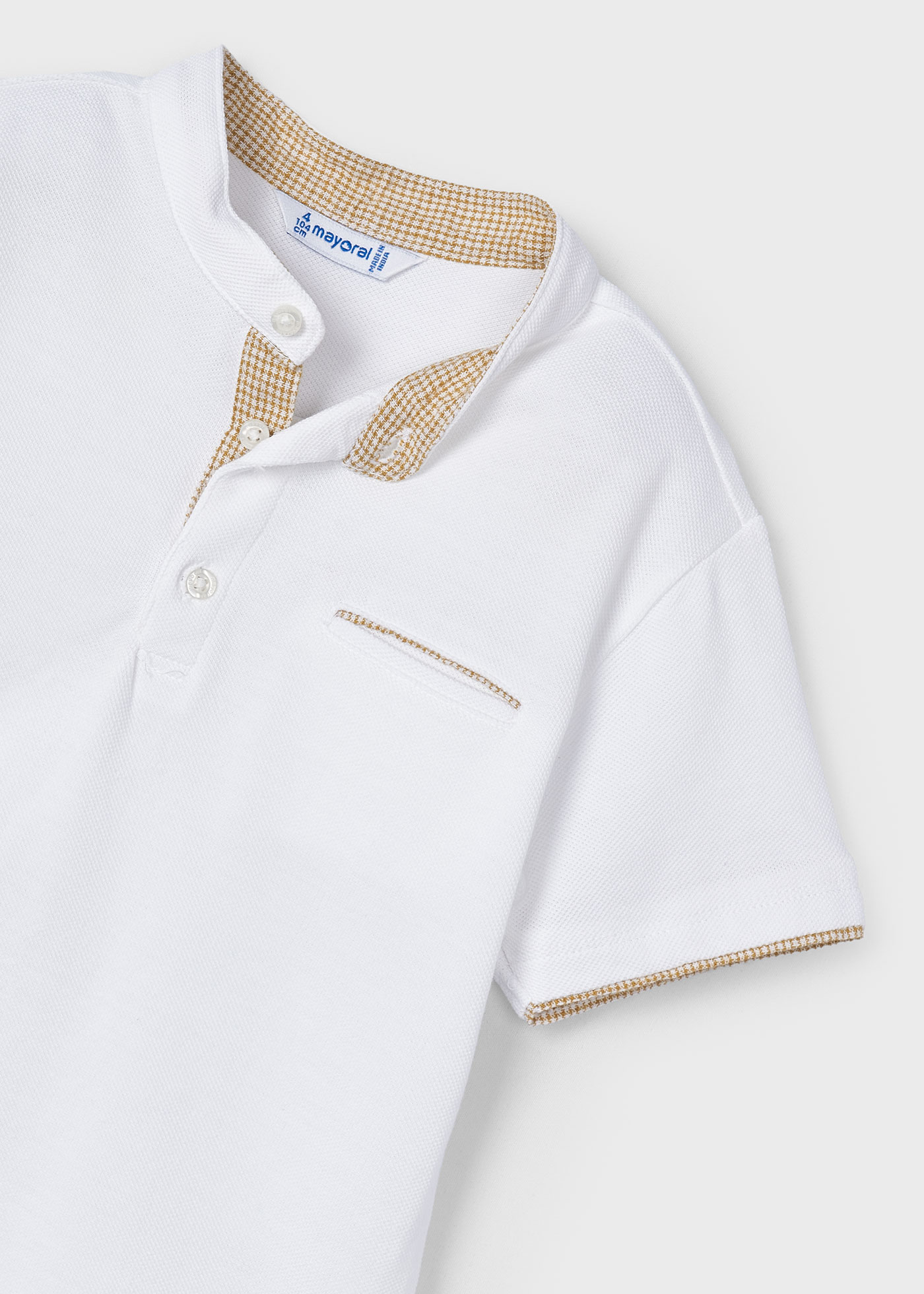 Conjunto de duas peças para meninos: camisa polo e bermuda, cor ocre.