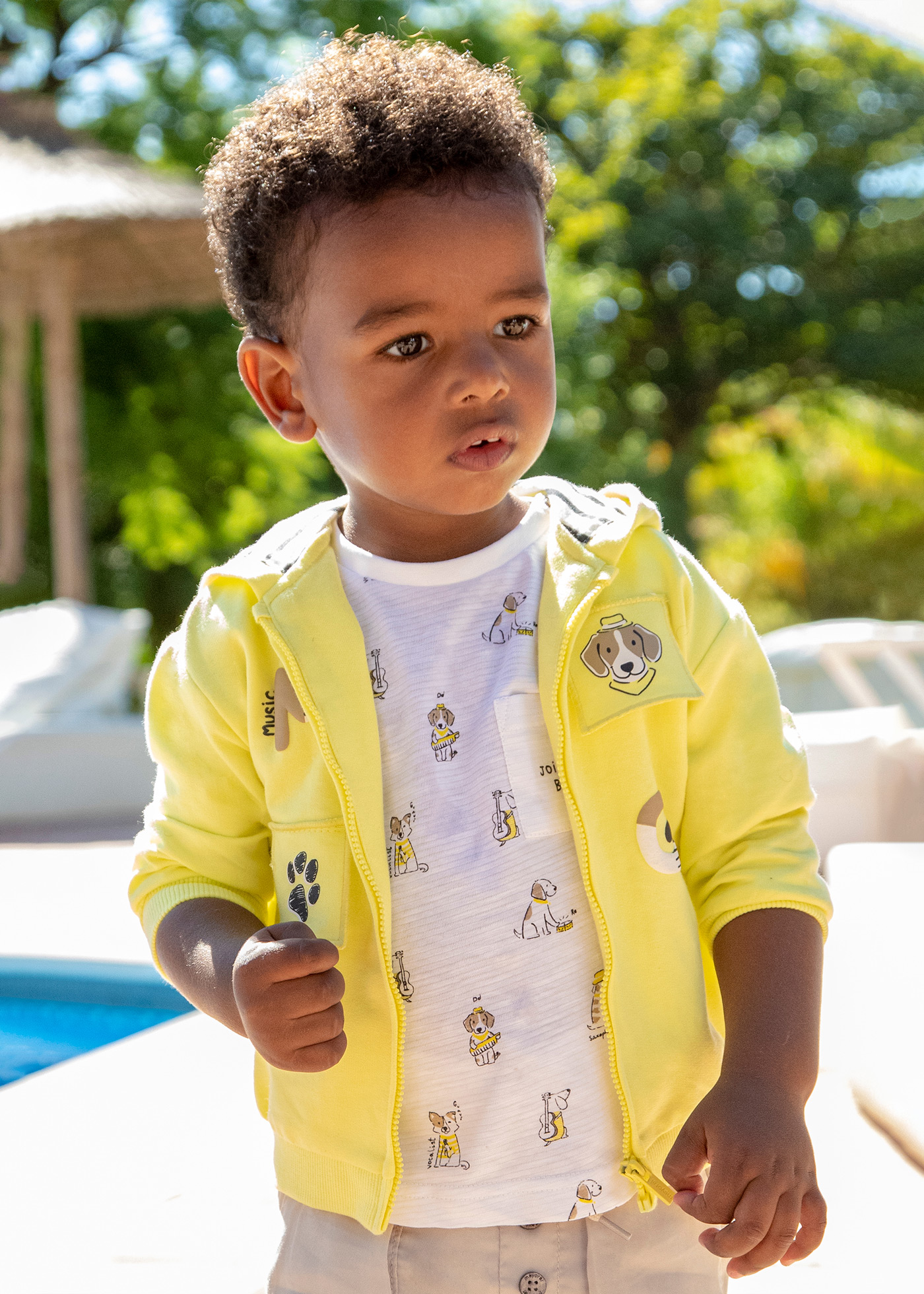 Camiseta infantil de manga curta estampada, feita com algodão sustentável.