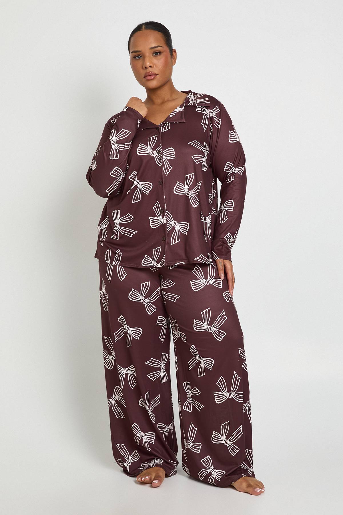 boohoo Chemise à manches longues à imprimé nœud Plus & ensemble pyjama pantalon