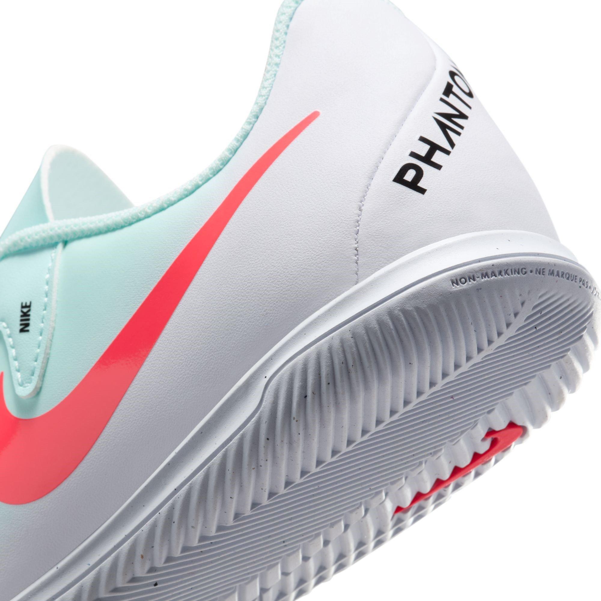 Nike Phantom GX 2 Club Juniors Indoor Court Football Boots.