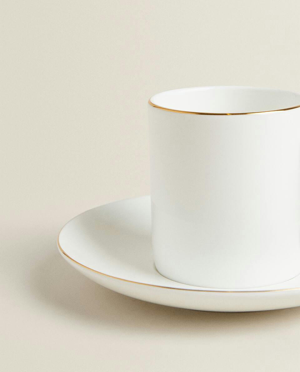 Xícara de café e pires em porcelana dourada