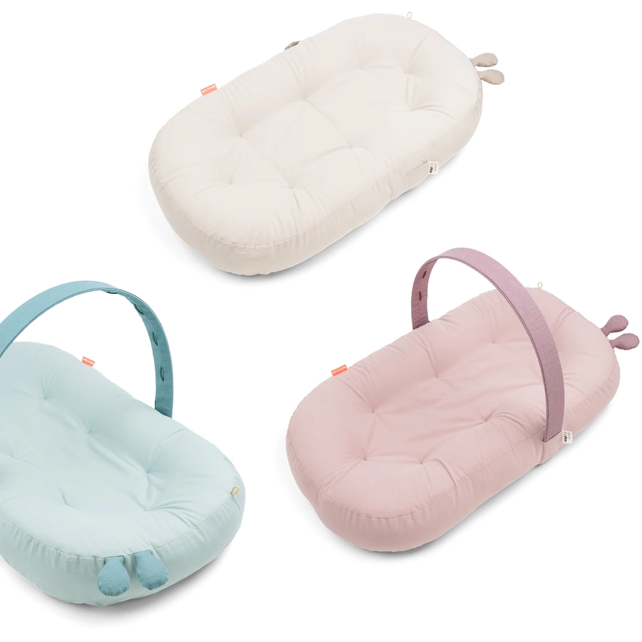 Done by Deer™ Babynest mit Aktivitätsbogen Raffi Sand