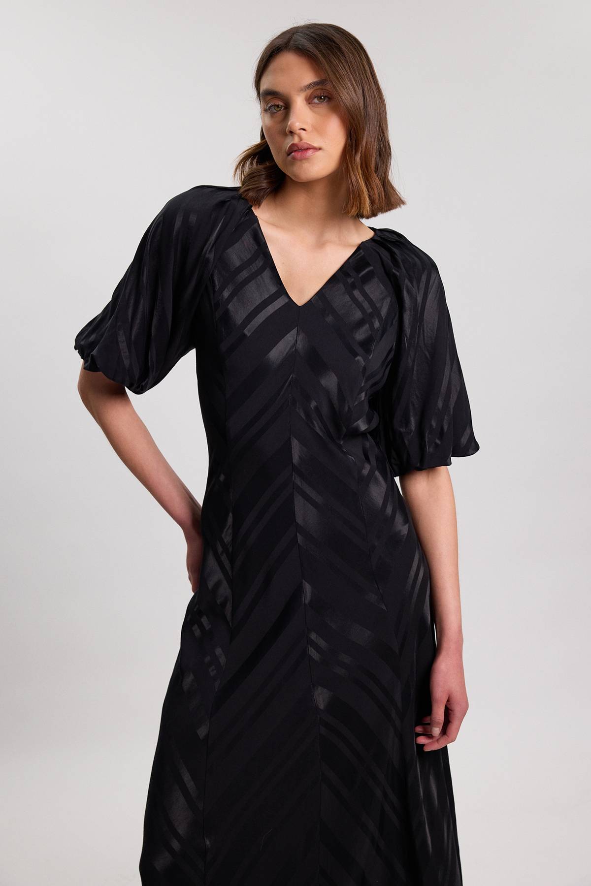 KarenMillen Robe Midi Fluide À Manches Courtes Avec Détail De Tissu À Rayures