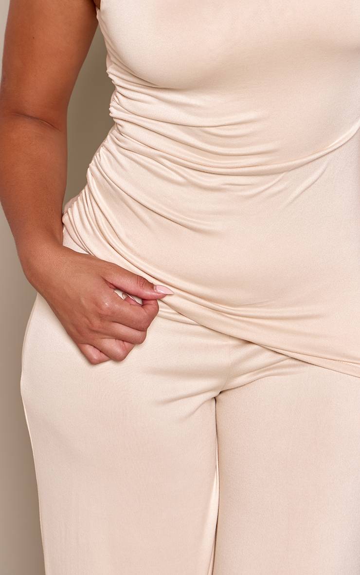 Crème Haut Shape À Col Montant Toucher Doux Et Ourlet Asymétrique