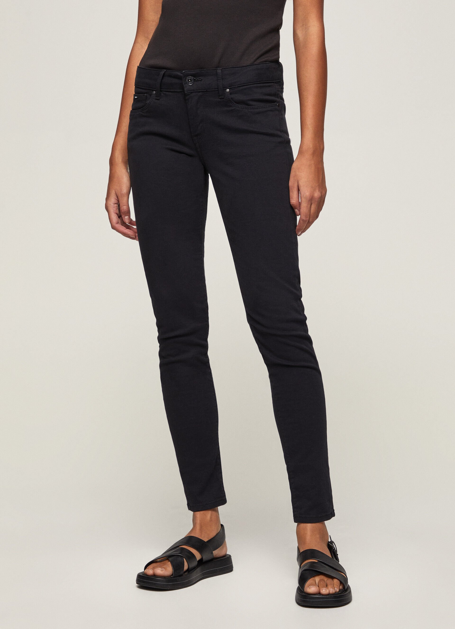 Calça skinny com 5 bolsos - preta