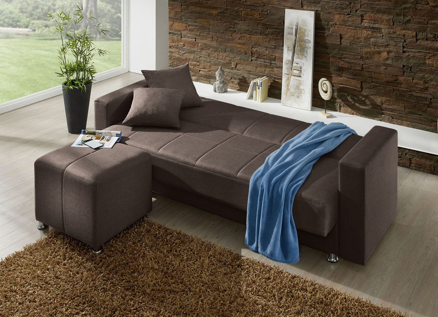 Klick-Klack-Sofa mit Hocker und Dekokissen