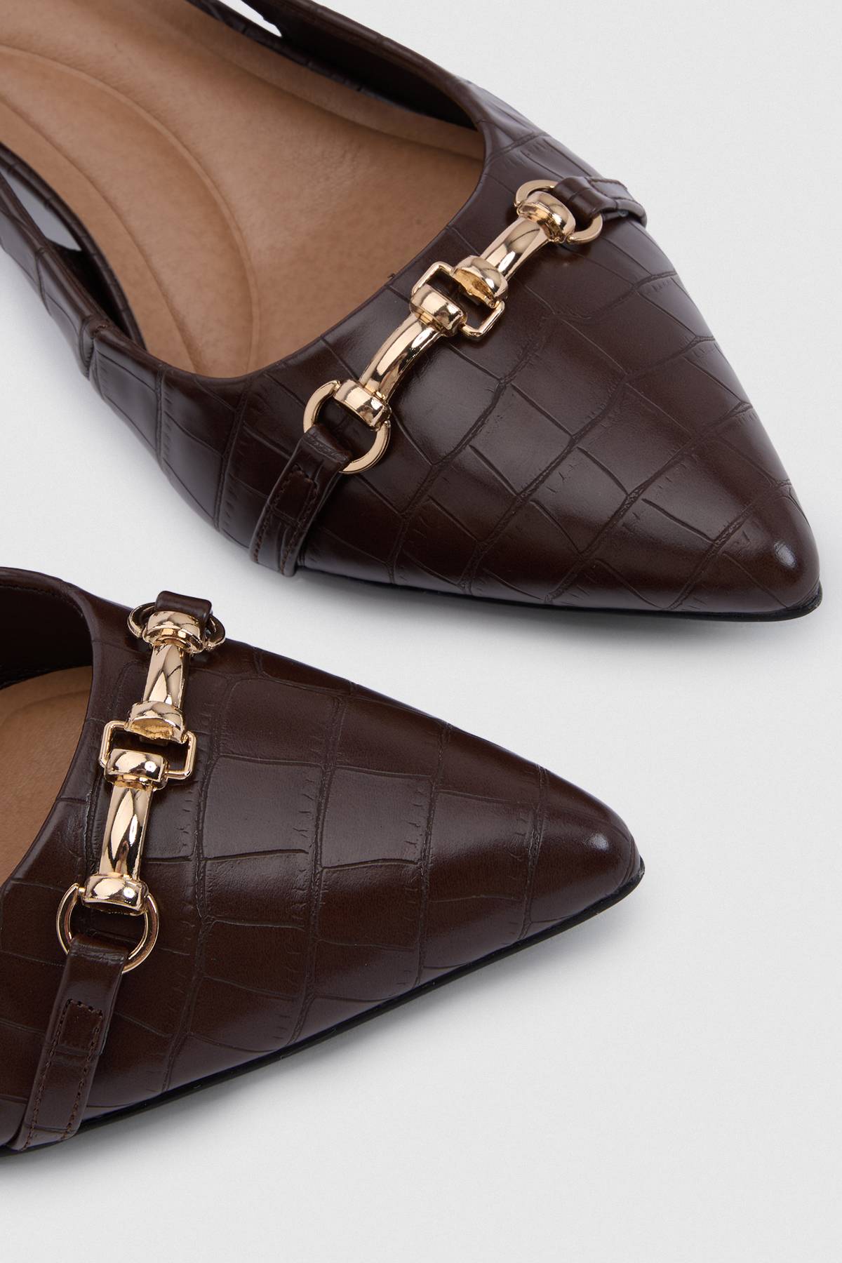 Wallis Escarpins Slingback à Talon Bloc et Bout Pointu Darcia avec Détail Mors - Coupe Large