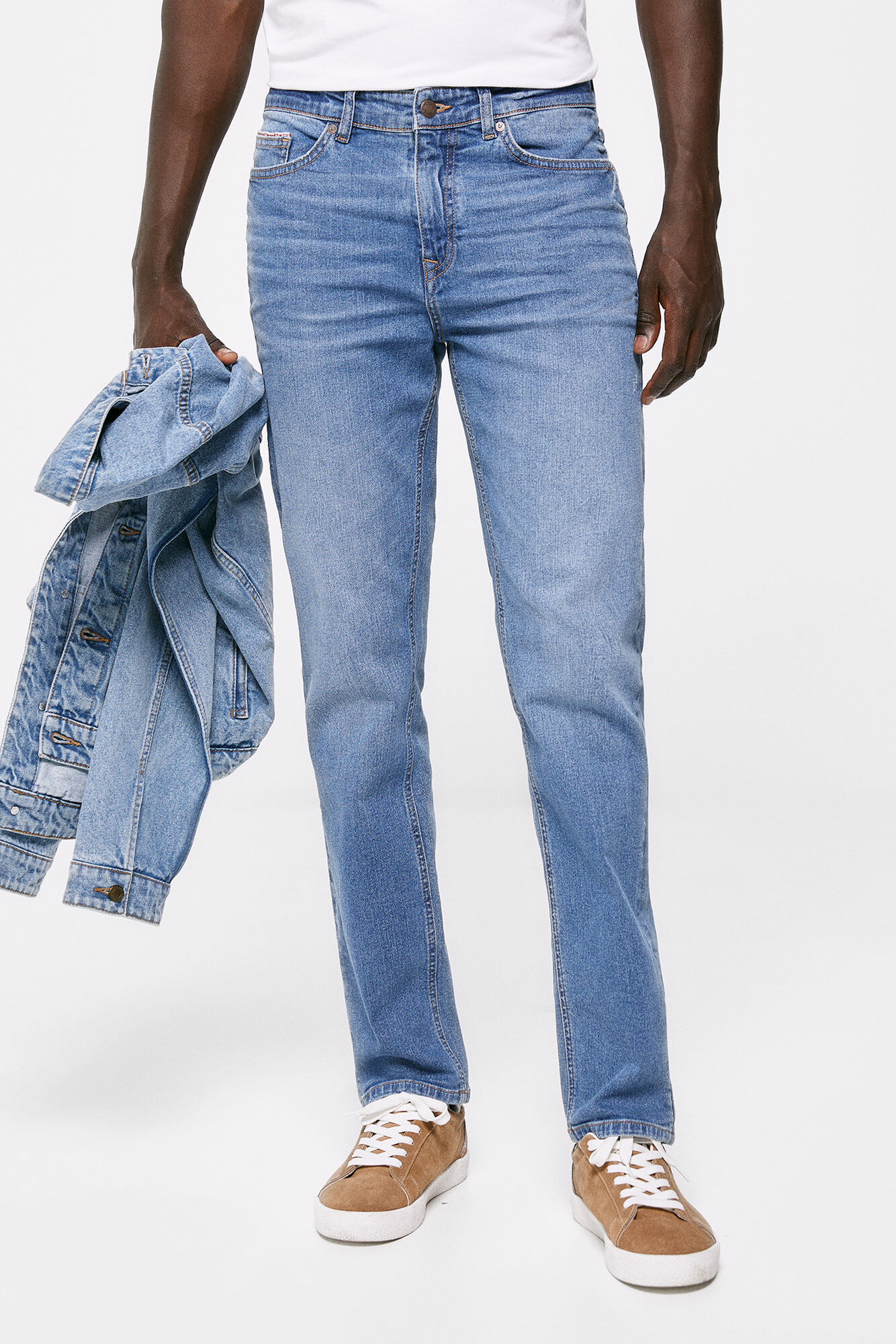 Calça jeans slim, lavagem média clara