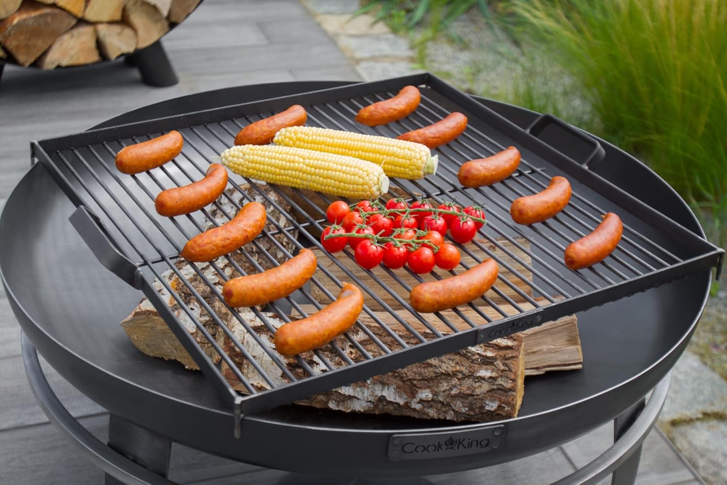 CookKing Feuerschale Viking Ø 60 cm | Handmade in Europe | Massive Stahlkonstruktion | Handverschweißtes Gestell | Windgeschützt | Umlaufender Tragegriff | Wetterbeständig | Schwarz | Ø 60x36 cm