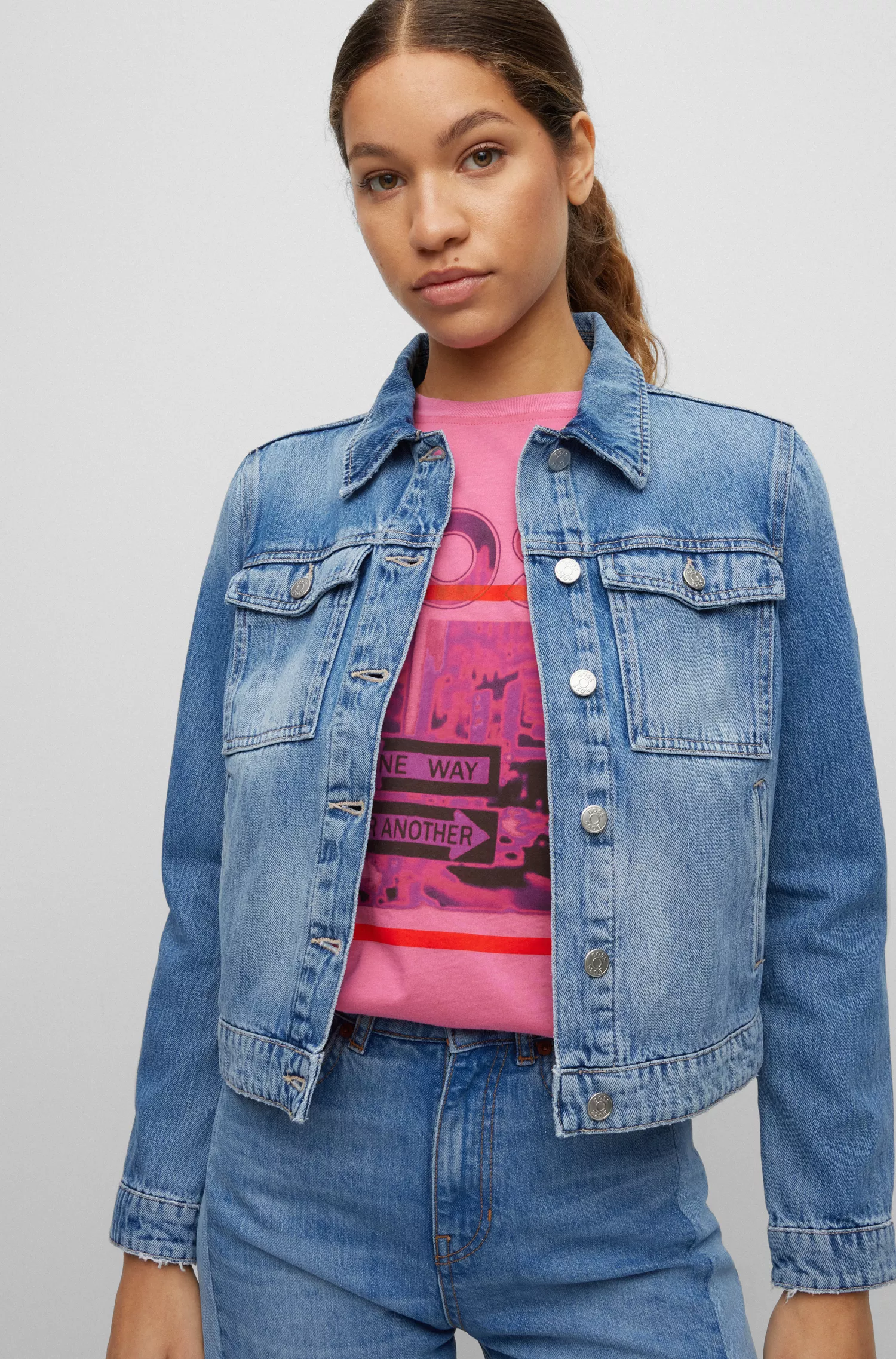Jaqueta BOSS preta de corte regular em denim rígido azul