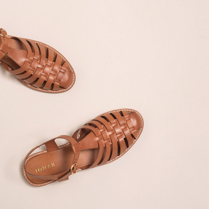 Sandales à brides ajourées et bouts fermés  en cuir camel