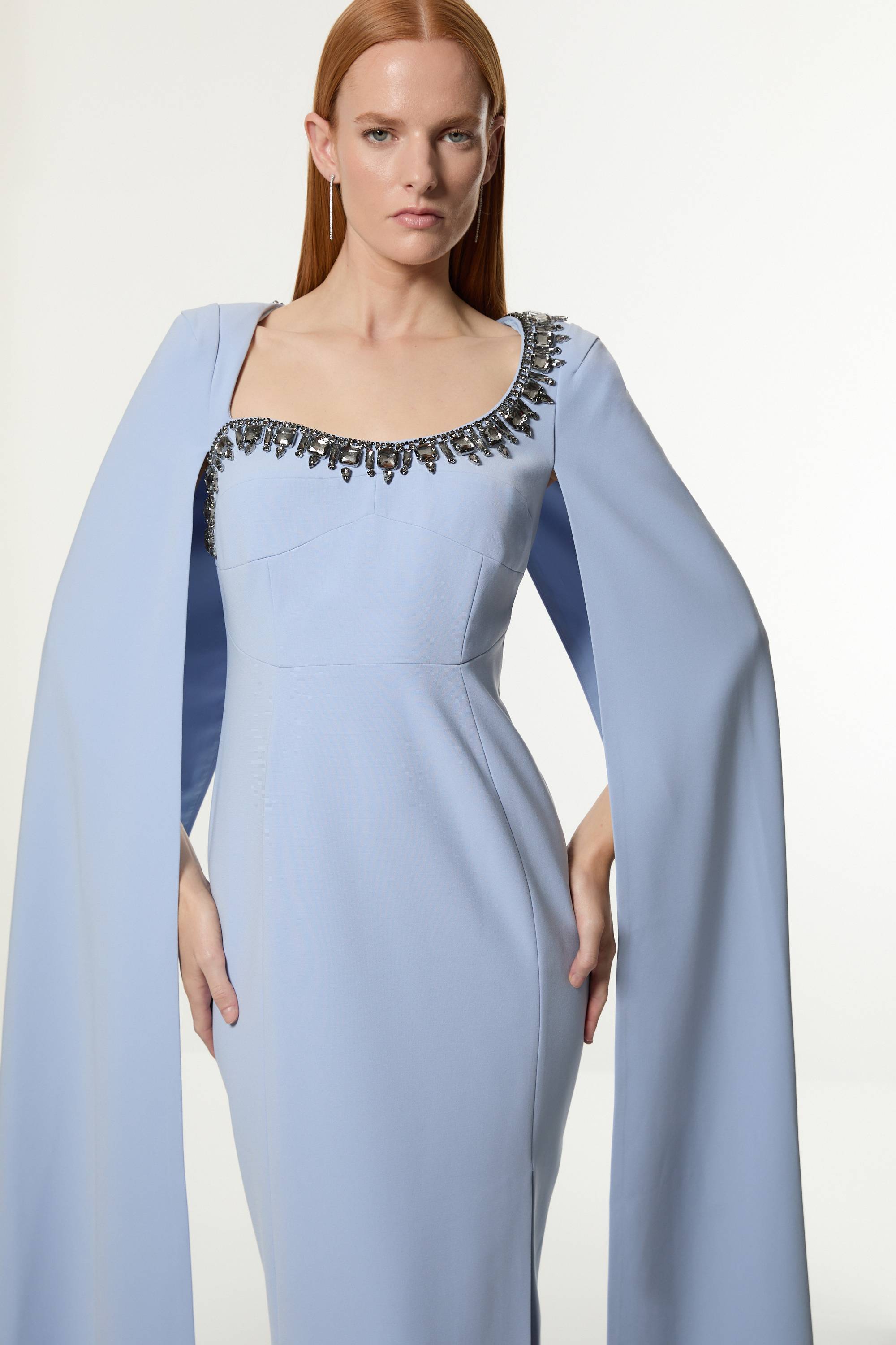 KarenMillen Robe maxi cape en viscose crêpe tissée ornée de cristaux