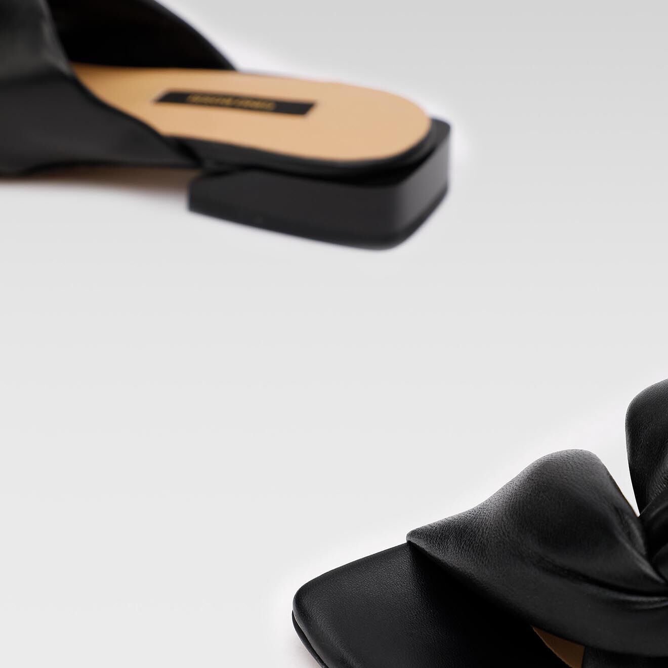 Gino Rossi Mules en Cuir Falla noires