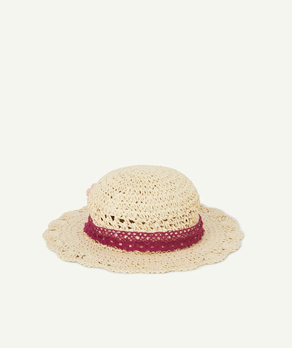 LE CHAPEAU DE PAILLE AVEC BANDE ET FLEURS BRODÉES