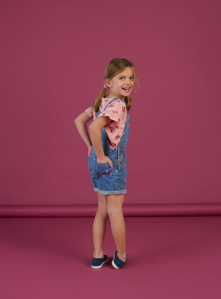 Salopette en jean bleue à broderies fleuries