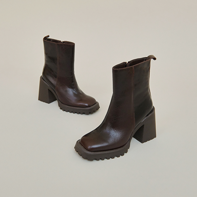Bottines à semelles crantées et bouts carrés  en cuir marron