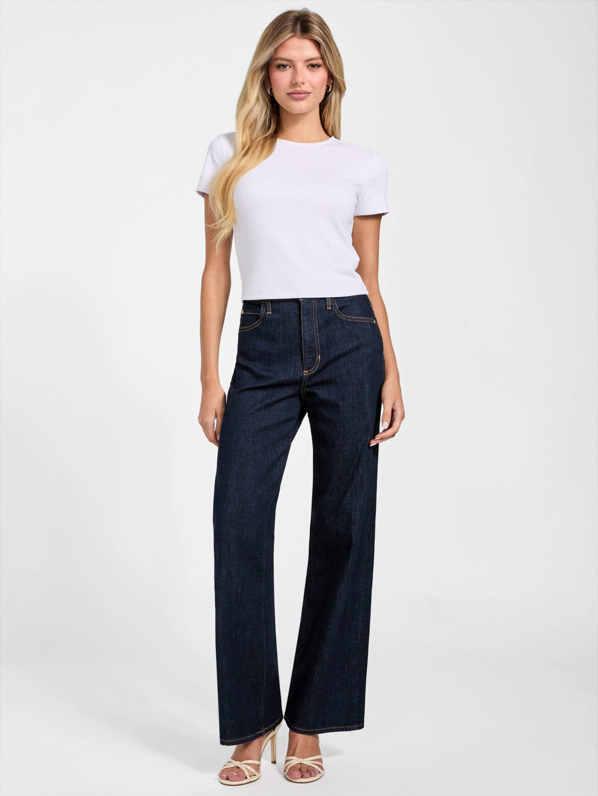 Calça jeans de perna larga com tingimento ecológico