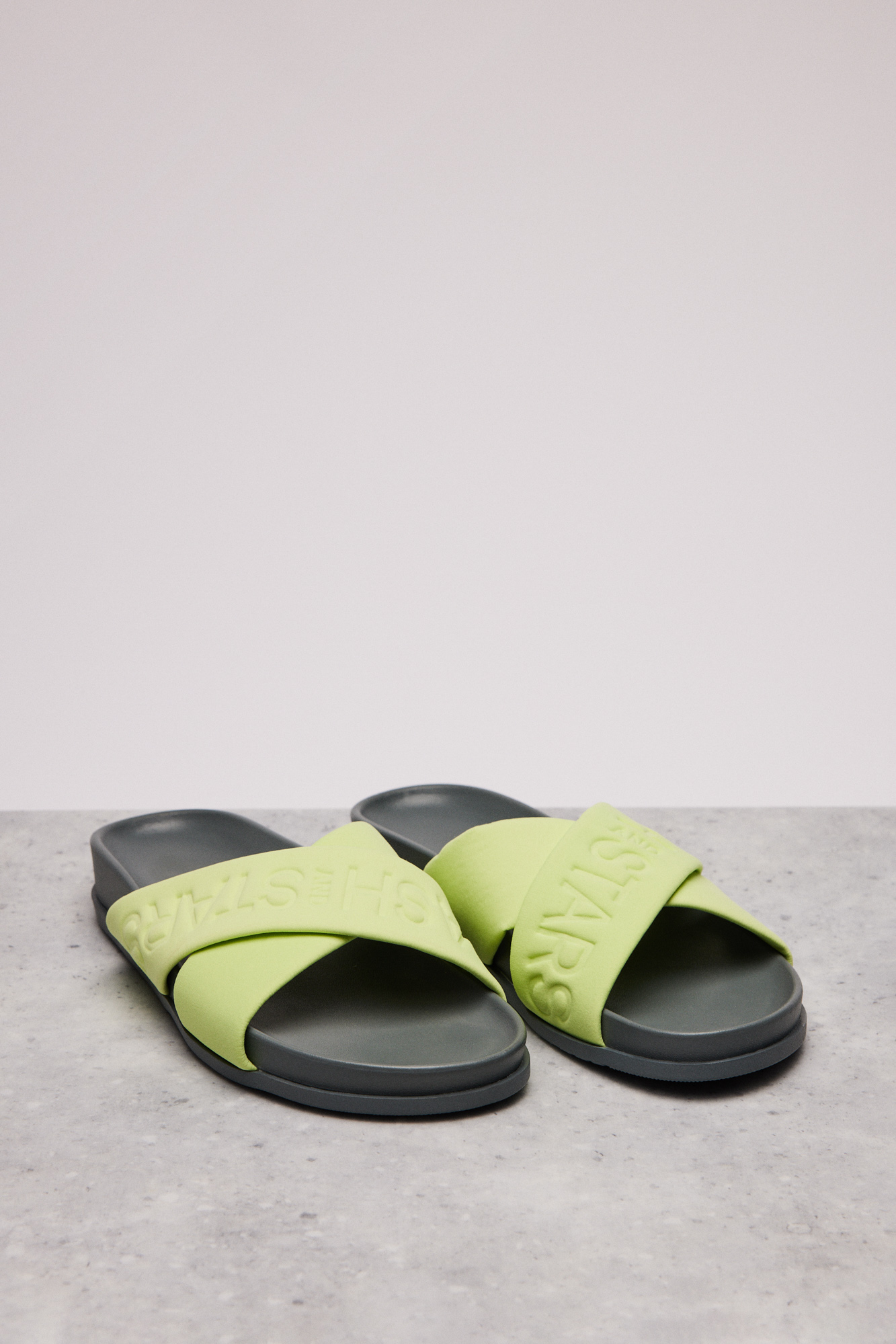 Chinelo de dedo com tira cruzada e logotipo