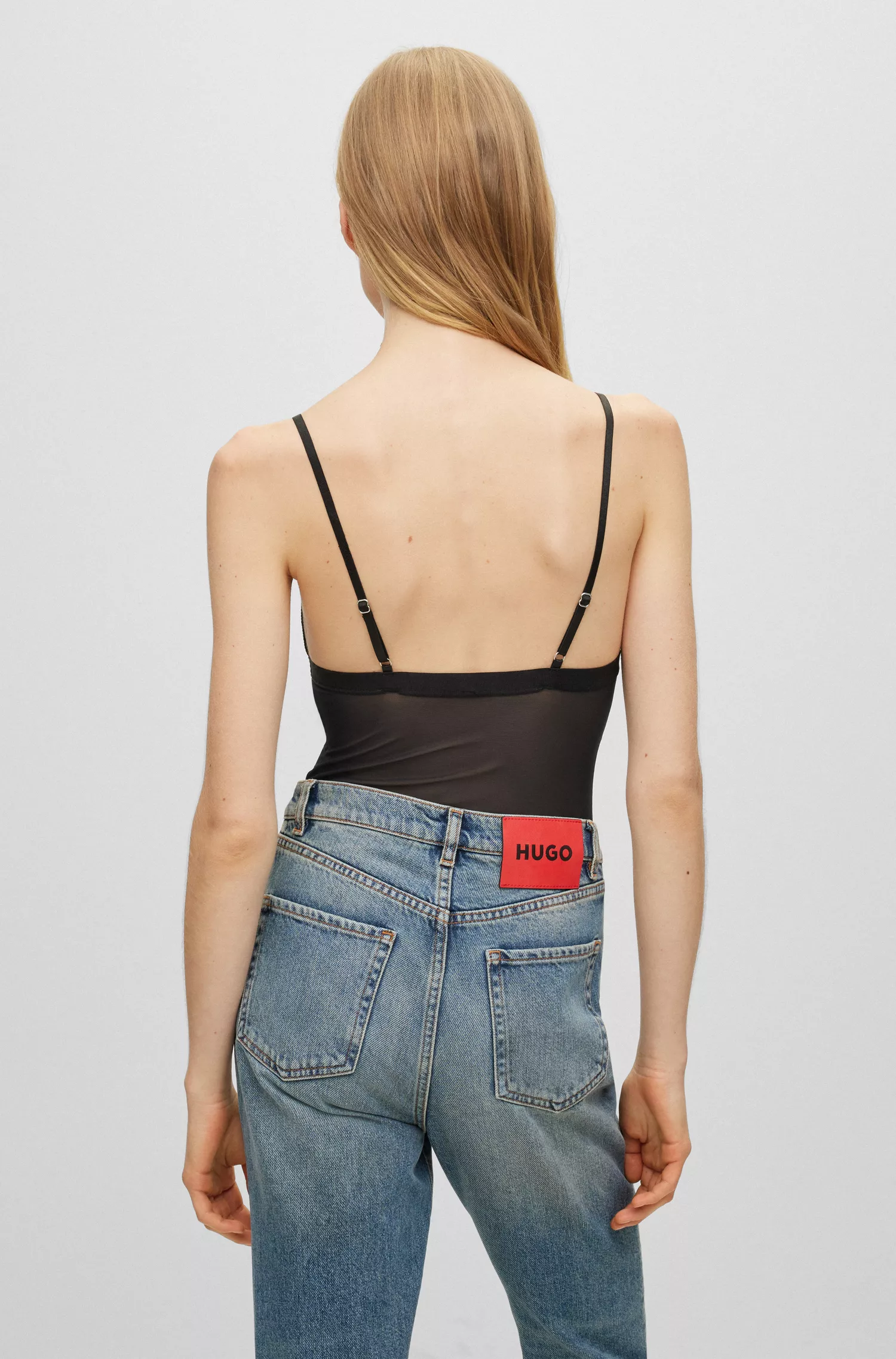 Body HUGO com detalhes em veludo vermelho e faixa com o logotipo.
