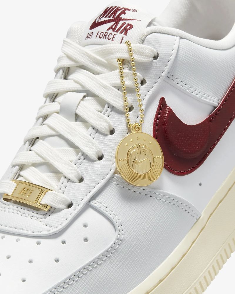 Chaussures Nike Air Force 1 '07 Gris & Rouge pour femme