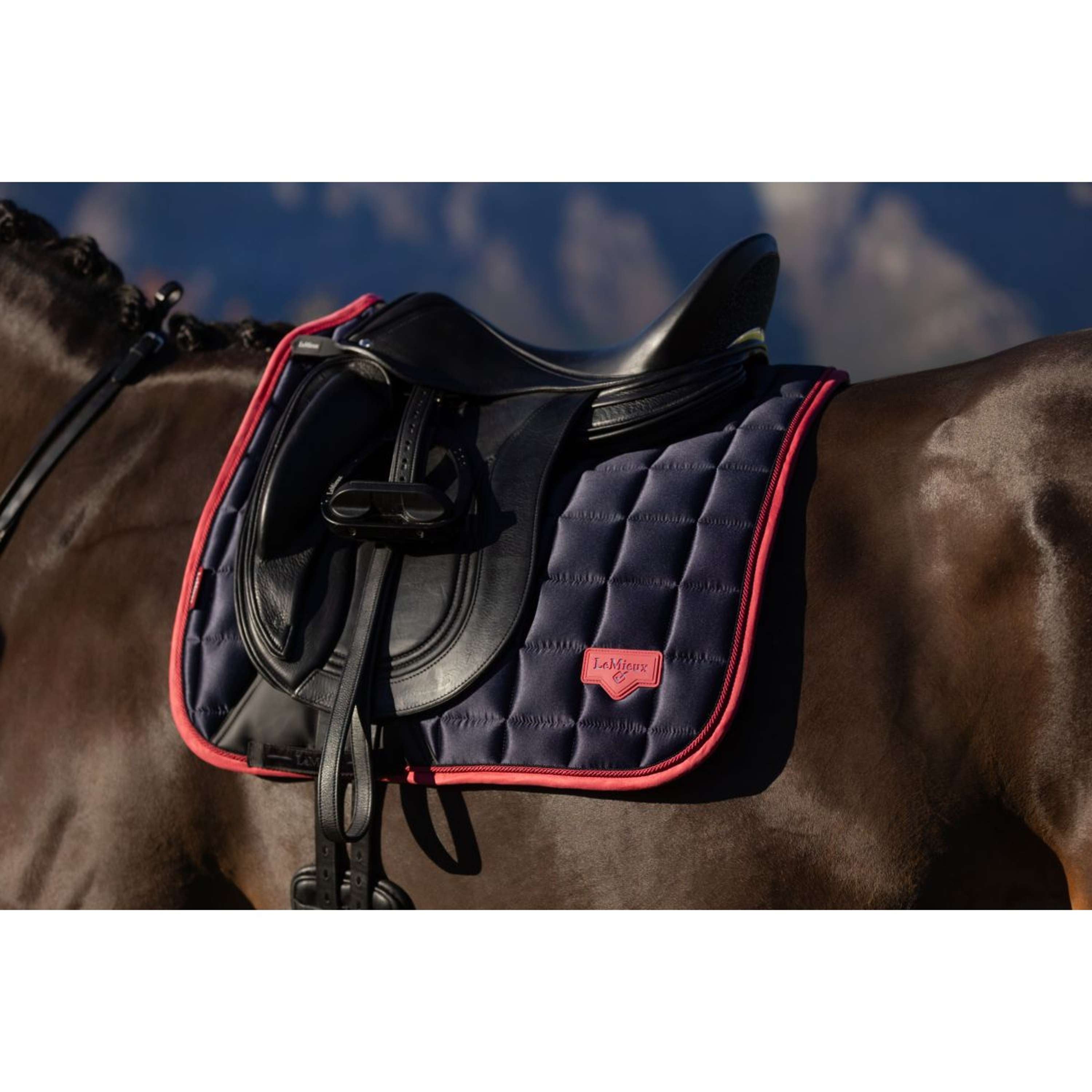 LeMieux Zadeldekje Loire Classic Dressuur Navy/Cranberry
