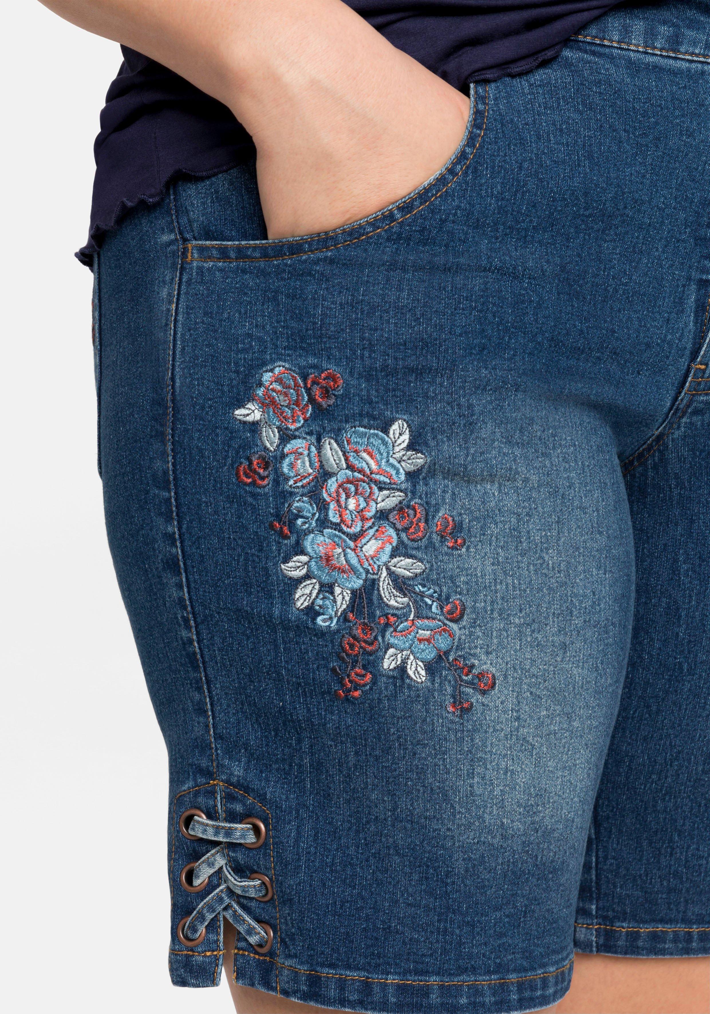 Jeansbermudas mit Blumenstickerei und Schnürung