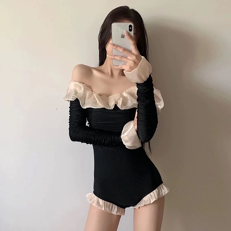 Seneliel - Badpak met lange mouwen en off-shoulder contrasterende rand