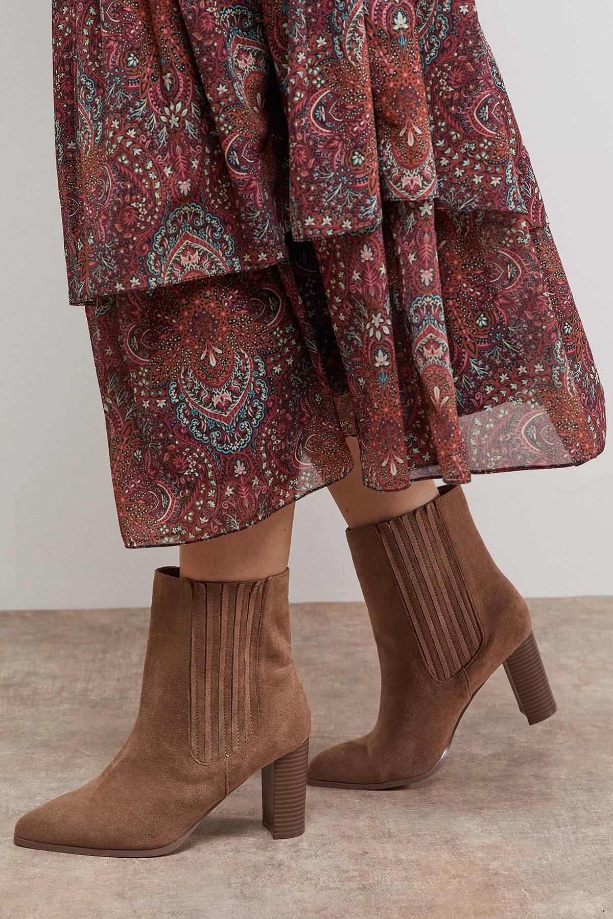 Oasis Bottines Chelsea à Talon Bloc Haut Maria Coupe Large en Daim Synthétique à Bout Pointu