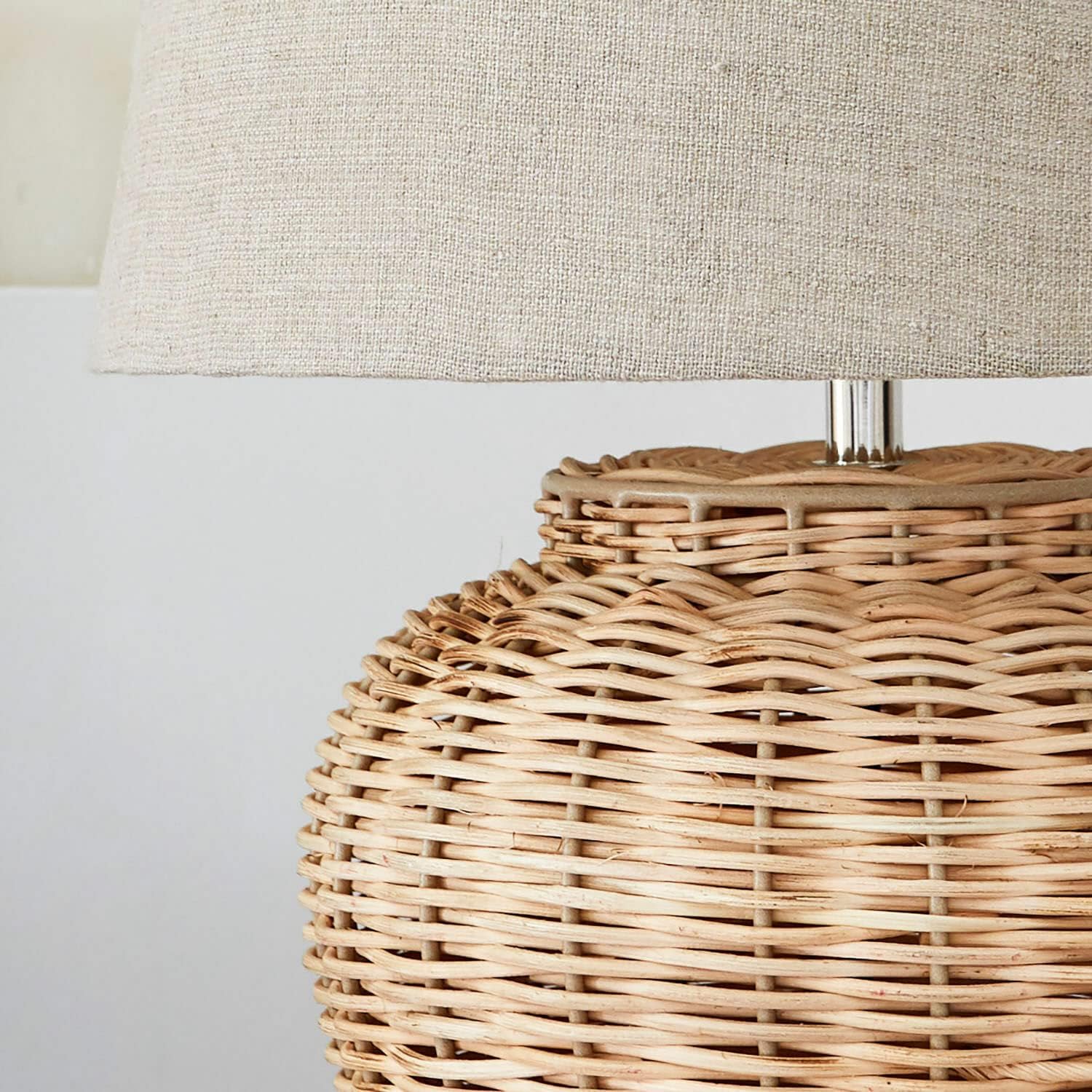 LOBERON Tischlampe Ernée, von Hand Gefertigt, Eleganter Look, Warmes & Gedämpftes Licht, Tischleuchte, Wohn-Accessoire, Eisen, Rattan, Leinen, beige