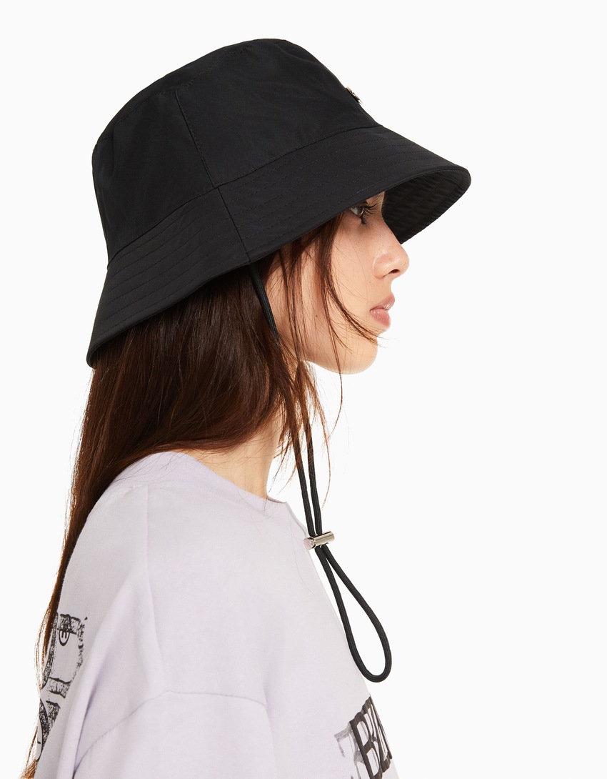 BERSHKA com chapéu bucket BIZARRAP