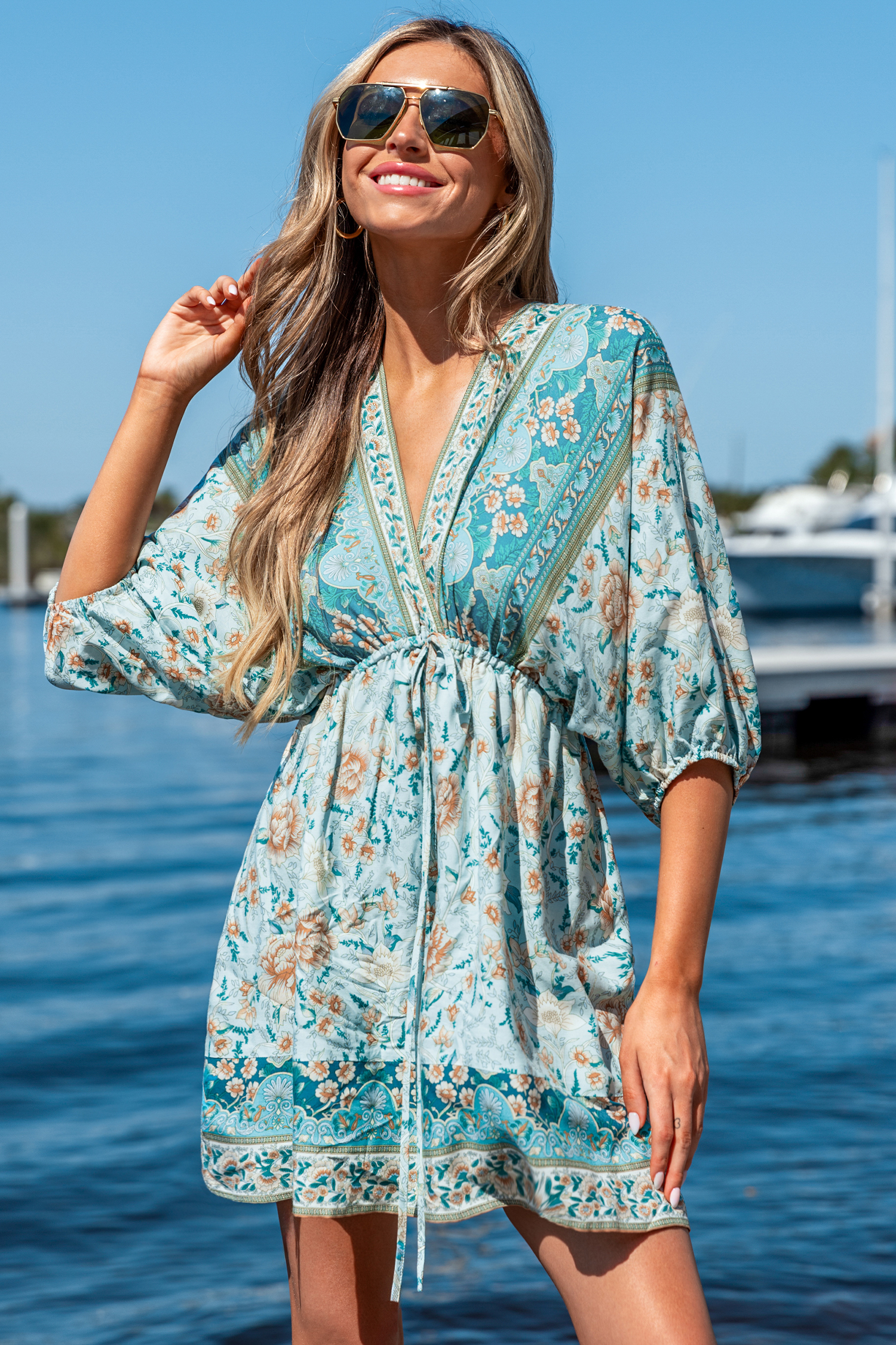 Robe mini avec col plongeant à fleurs bleue