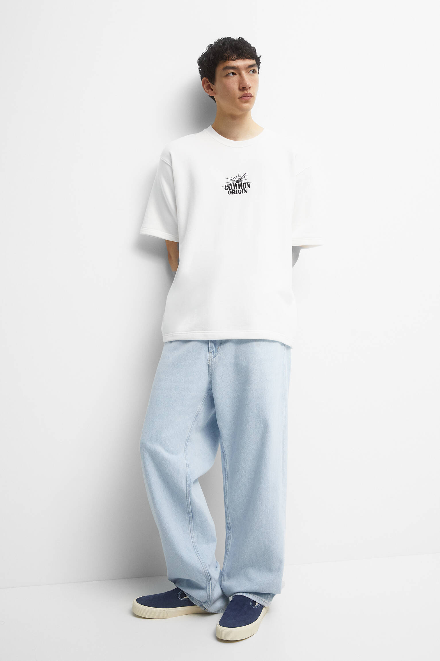 CAMISETA DE MOLETOM COM BORDADO CONTRASTANTE - BRANCO SUJO