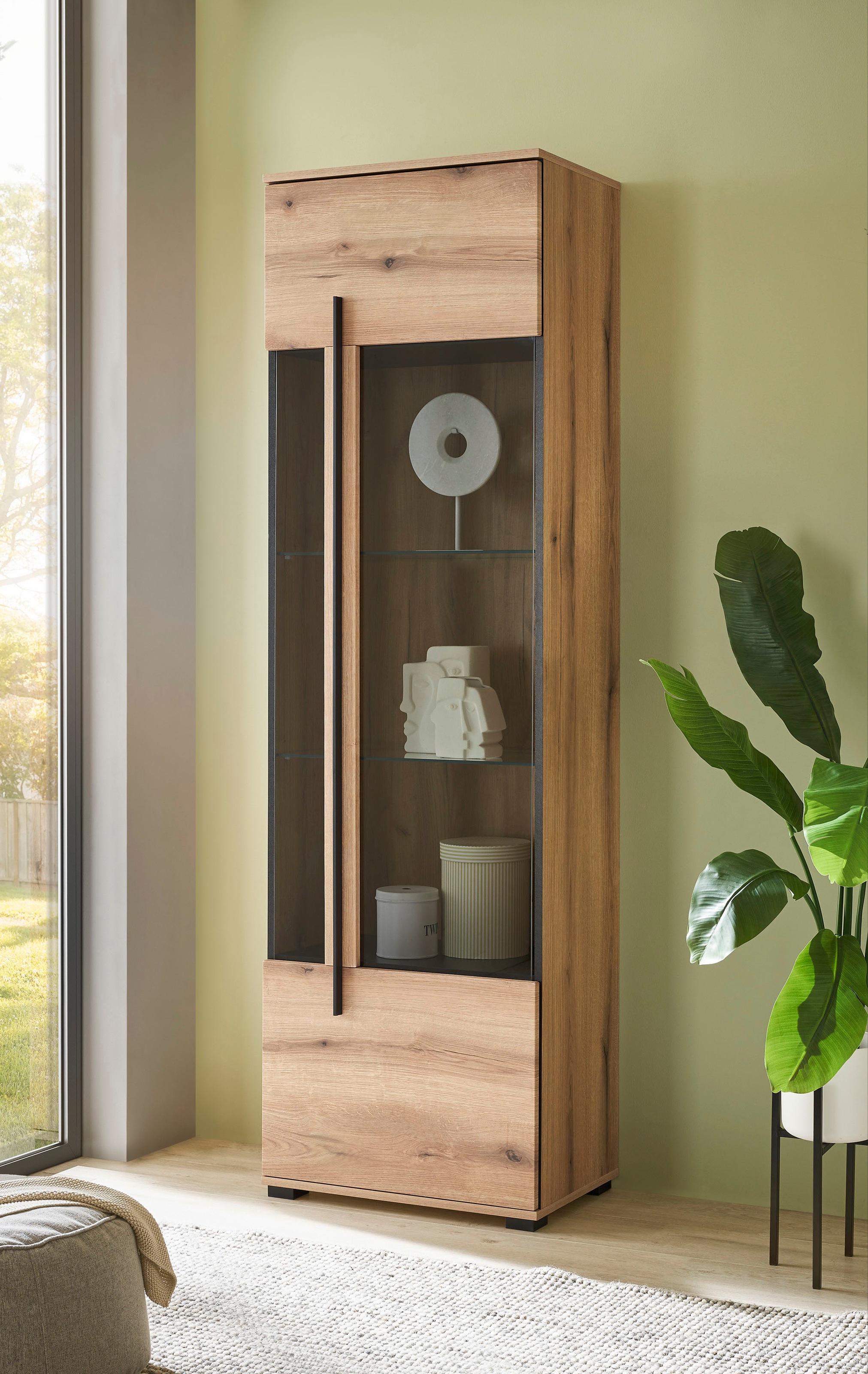 INOSIGN Vitrine »Cantara, Vitrinenschrank in Eiche Evoke oder weiss, Standvitrine« schwarzer Stangengriff, ausreichend Stauraum, vielseitig einsetzbar