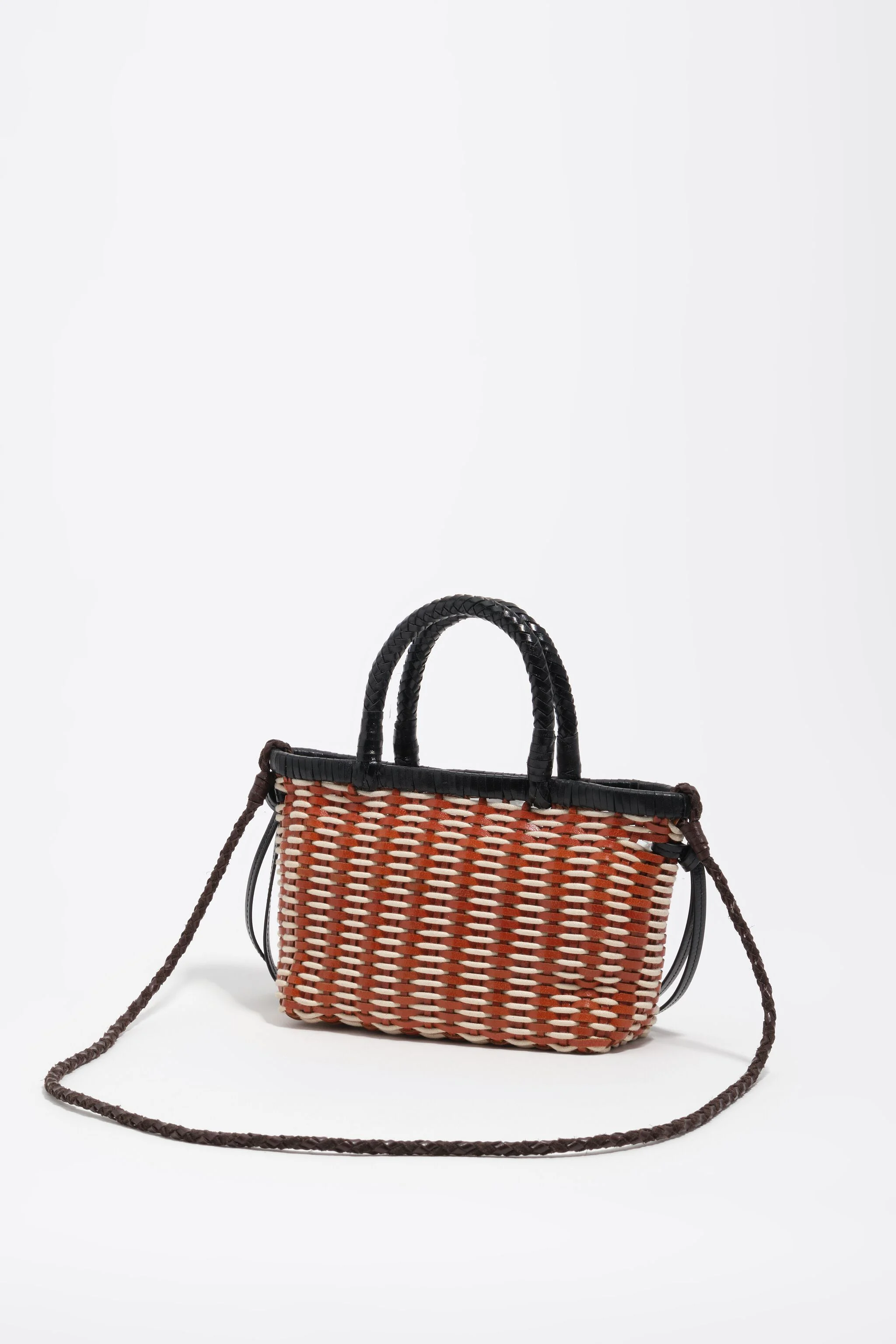 Bolsa mini trançada em couro tostado