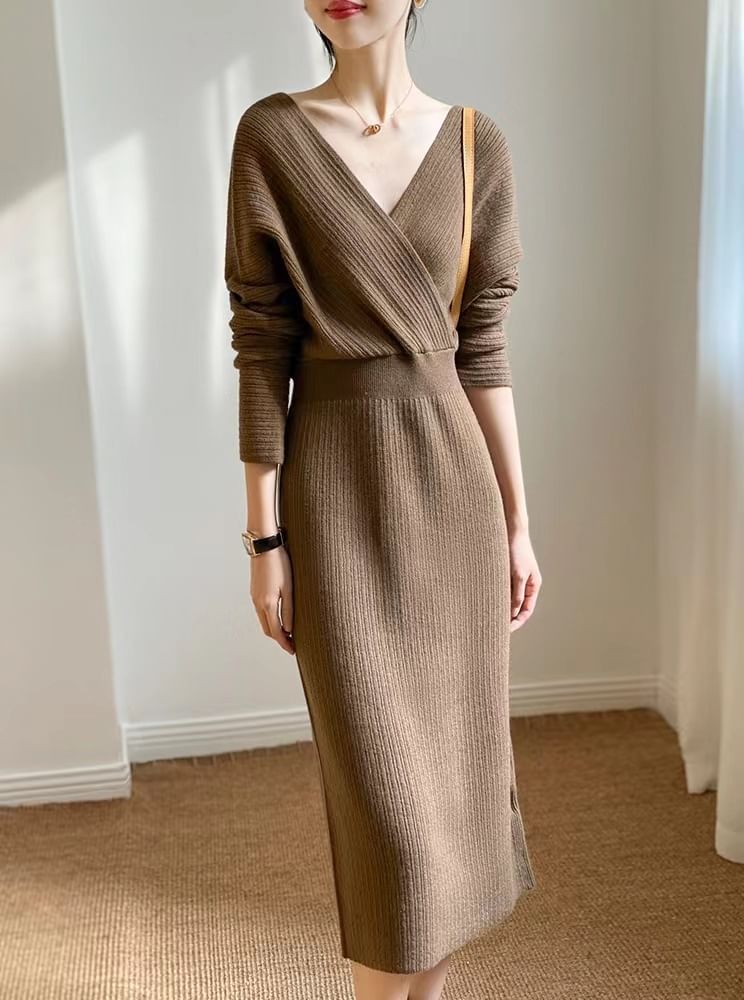 Whychunga - Lange mouwen V-hals effen geribbelde open rug midi-jurk met kokermodel