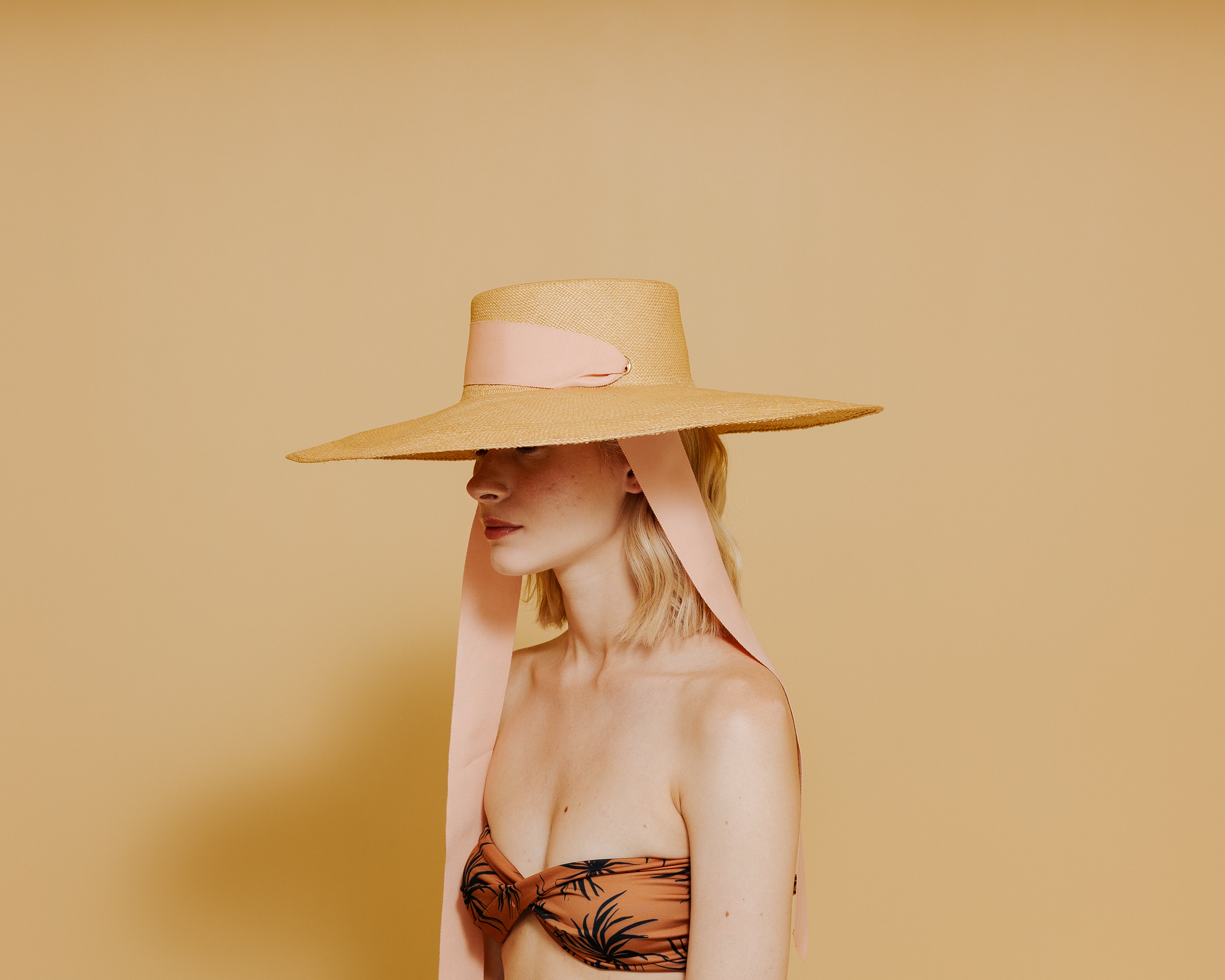 Chapeau en cordovan à bord extra long avec ruban gros-grain ajustable