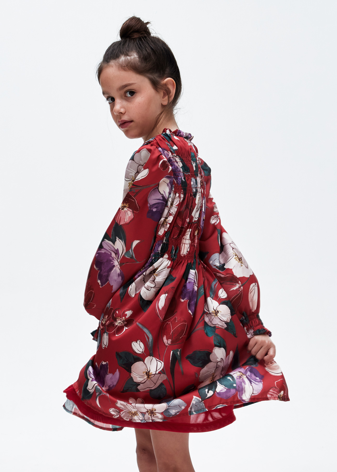 Vestido infantil com estampa de bolinhas e detalhes franzidos.