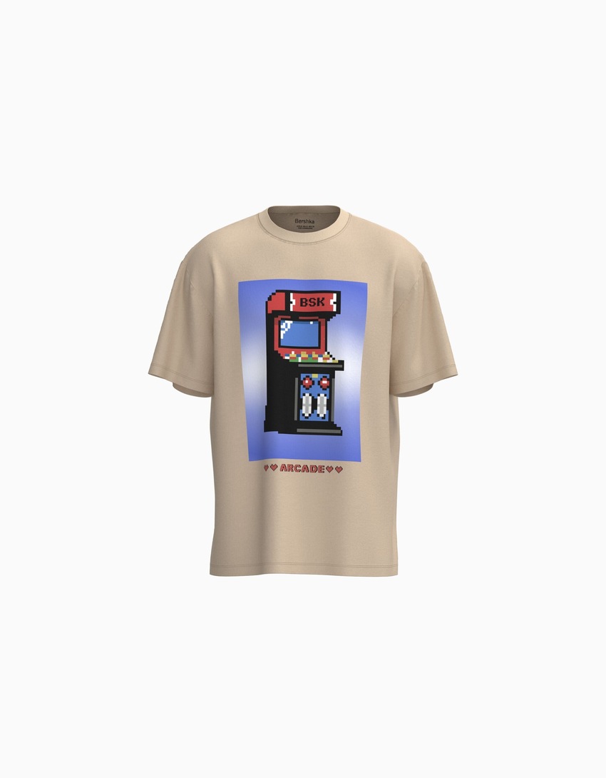Camiseta de manga curta com modelagem quadrada e estampa da tendência atual.