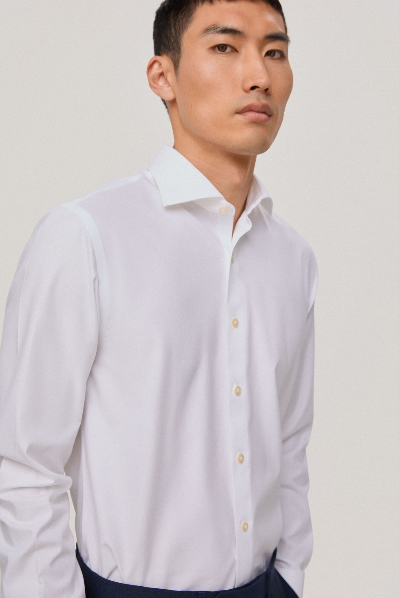 Camisa social com abotoaduras que não precisam ser passadas a ferro e são resistentes a manchas, estrutura lisa, modelagem regular - Branca