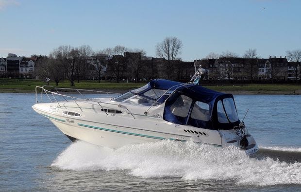 Motorboot fahren in Düsseldorf bei mydays als Geschenkidee