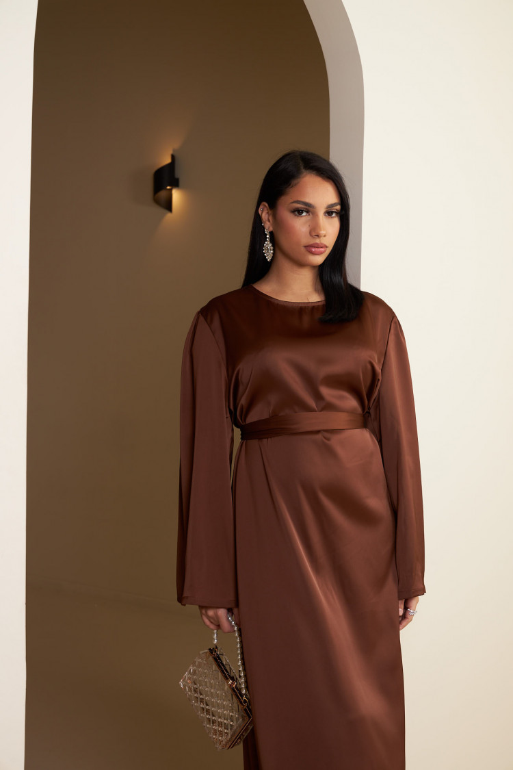 Robe ample ceinturée et satinée marron foncé