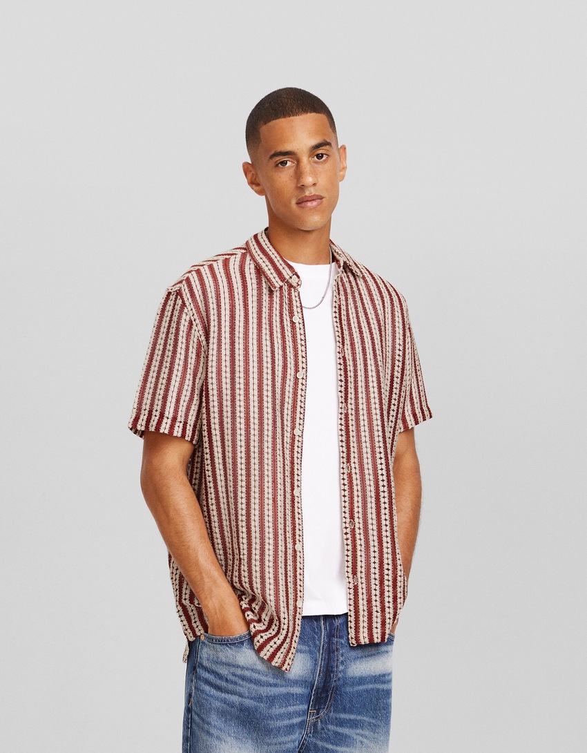 Camisa listrada de manga curta com detalhes vazados
