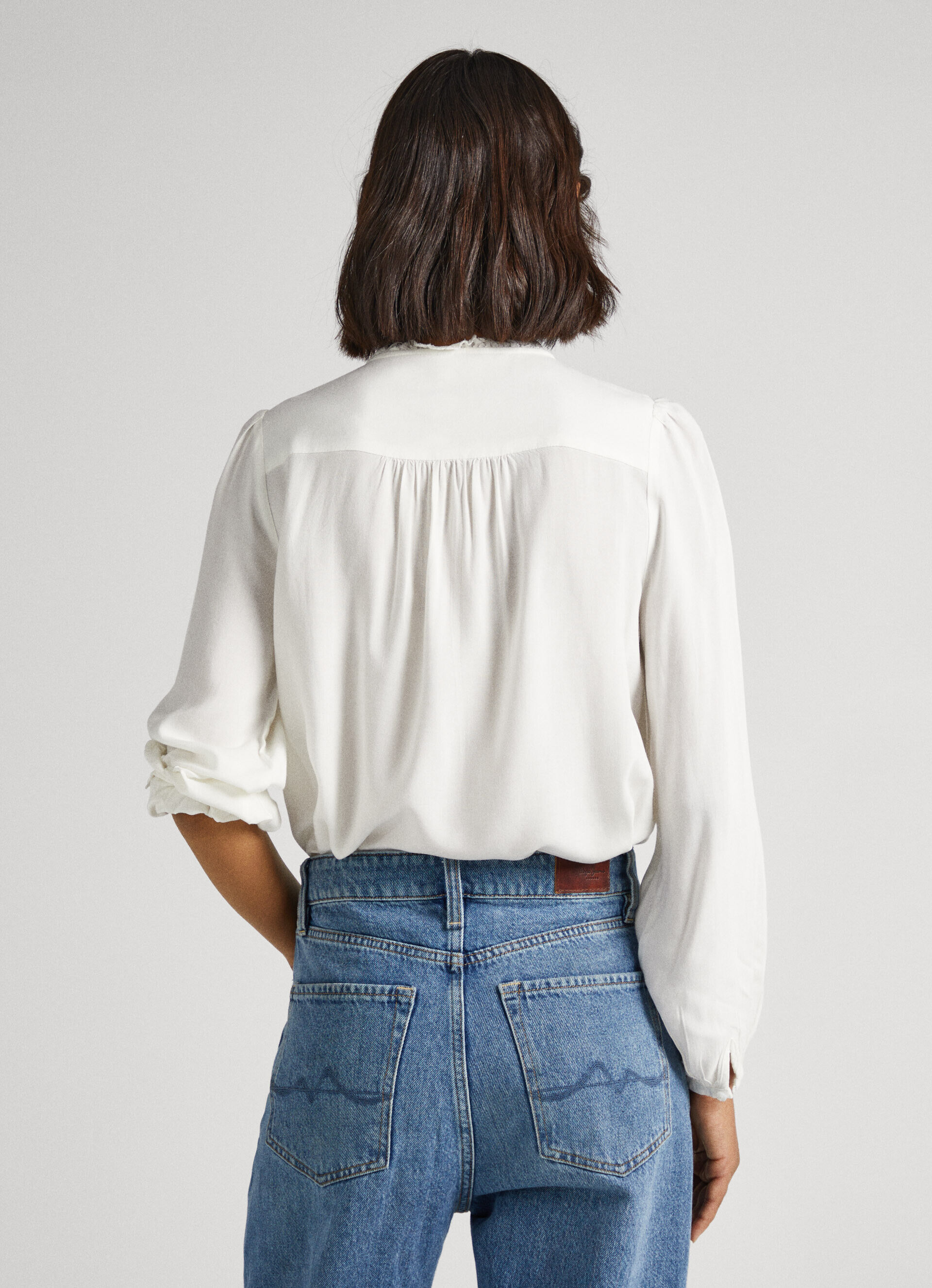 Blusa bordada com corte romântico - branco mousse