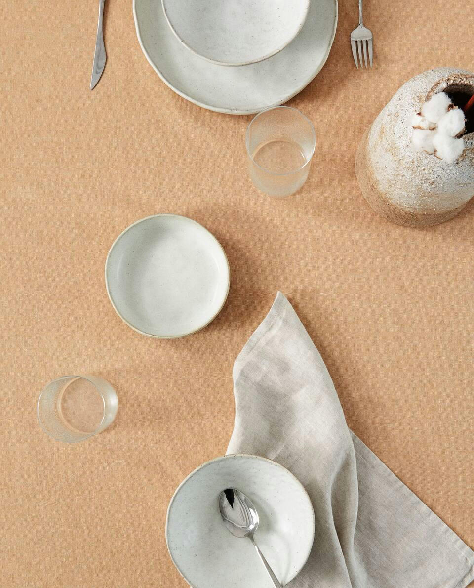TOALHA DE MESA COM BORDA ONDULADA