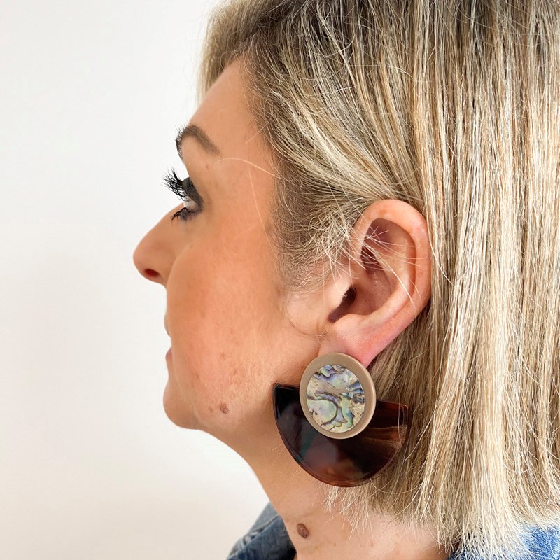 Boucles d'oreilles marron avec effet marbré