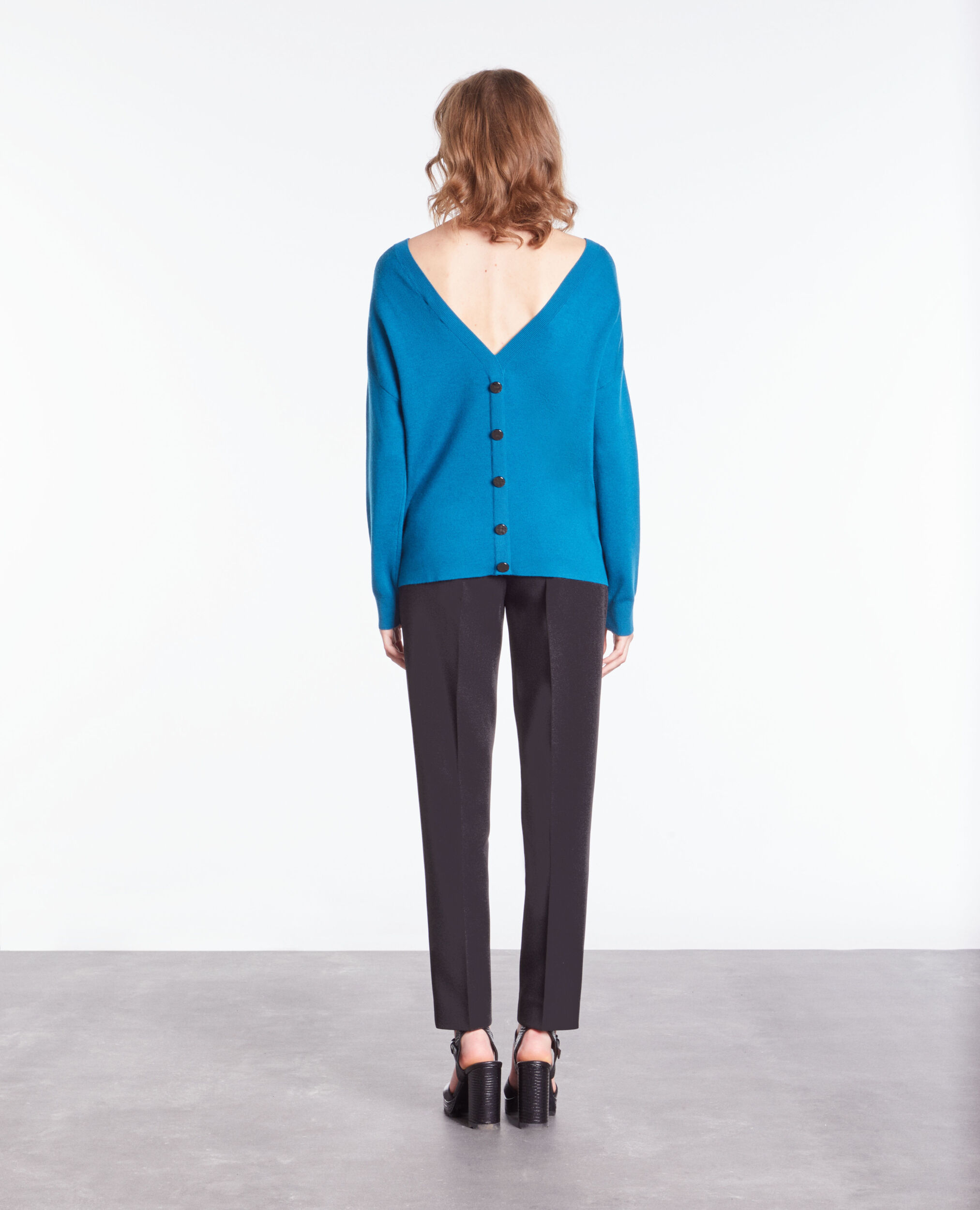 Pull bleu avec boutonnage dans le dos