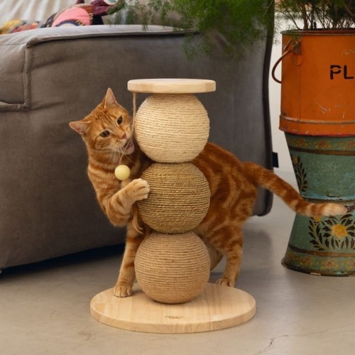 Arranhador para gatos cor creme, desenhado pela Lotte.