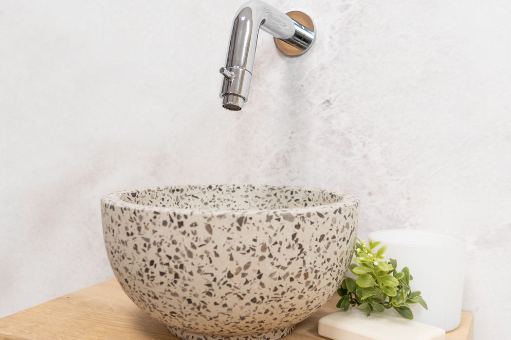 Saniclear Baru fonteinset met eiken plank, zwart-witte terrazzo waskom en chromen kraan voor in het toilet