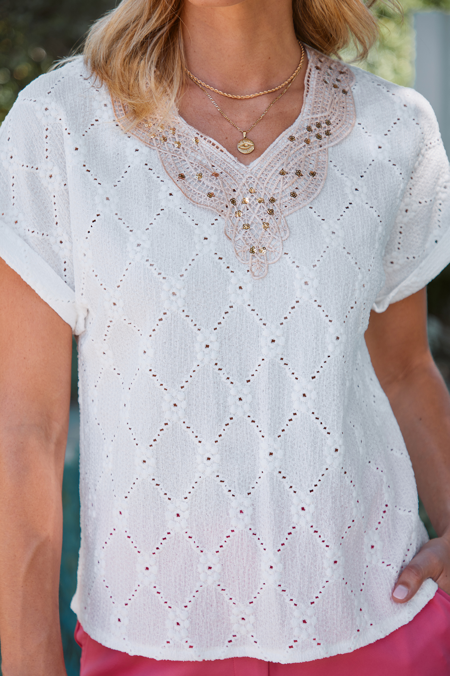 Blouse avec col en V festonné et manches cœurtes en œillets